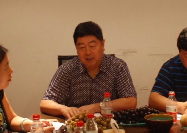 調(diào)整大小 2、董事長姚金山在簽訂儀式上作指示.JPG