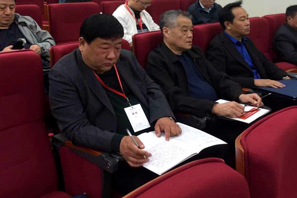 2. 公司副董事長、總經(jīng)理曹紅普認(rèn)真聽取勘察設(shè)計(jì)行業(yè)相關(guān)報(bào)告_副本.jpg