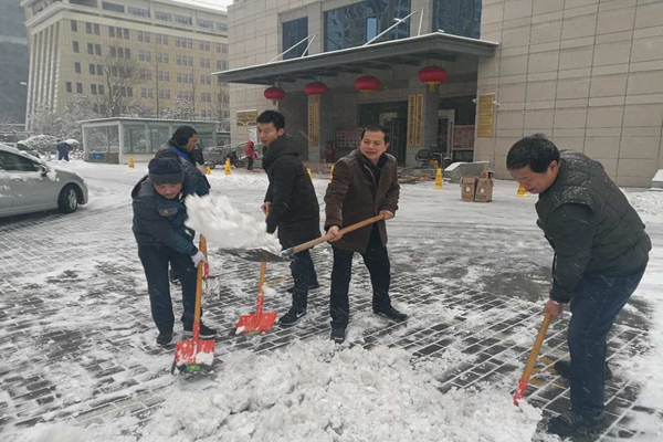 1.行政部部長劉曉閣、行政事務管理中心主任閻杰帶領志愿者開展掃雪活動.jpg