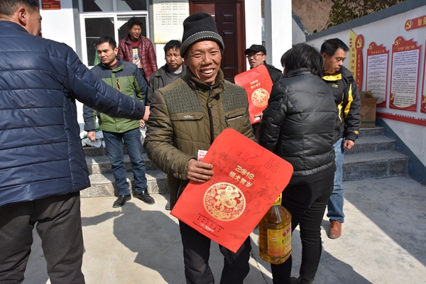 5.收到慰問(wèn)品的村民笑容滿面.jpg