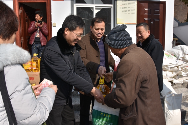2.公司副總經(jīng)理、工會(huì)主席陳向軍為村民發(fā)放米、面、油.jpg