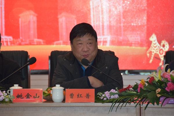 3.公司副董事長、總經(jīng)理曹紅普代表公司領(lǐng)導(dǎo)向大家表示新春的問候和祝福.jpg