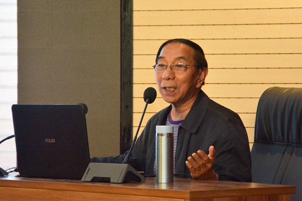 6.洛陽市城市規(guī)劃專家委員會主任委員李國恩分析洛陽歷史文化名城保護與發(fā)展戰(zhàn)略.jpg