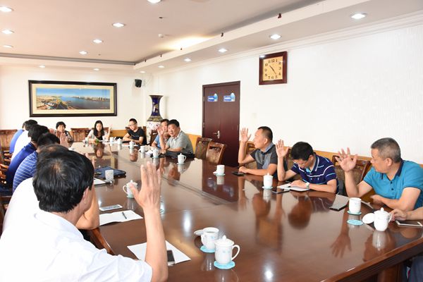 1.會議經(jīng)由理事長提名，由各理事單位舉手表決，全票通過副理事長、秘書長、副秘書長人選.jpg