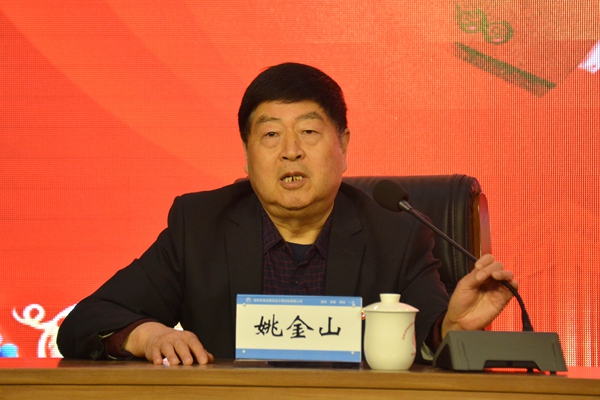 2、黨委書記姚金山指出：承包協(xié)議的簽訂是責(zé)任的傳遞、信任的傳遞和力量的傳遞。 (2).jpg