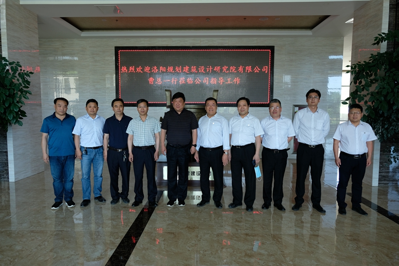 1.公司參會(huì)領(lǐng)導(dǎo)在河南三建集團(tuán)領(lǐng)導(dǎo)的陪同下參觀該集團(tuán)辦公樓并合影_副本.jpg