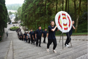 賡續(xù)井岡山精神，向革命烈士敬獻(xiàn)花圈
